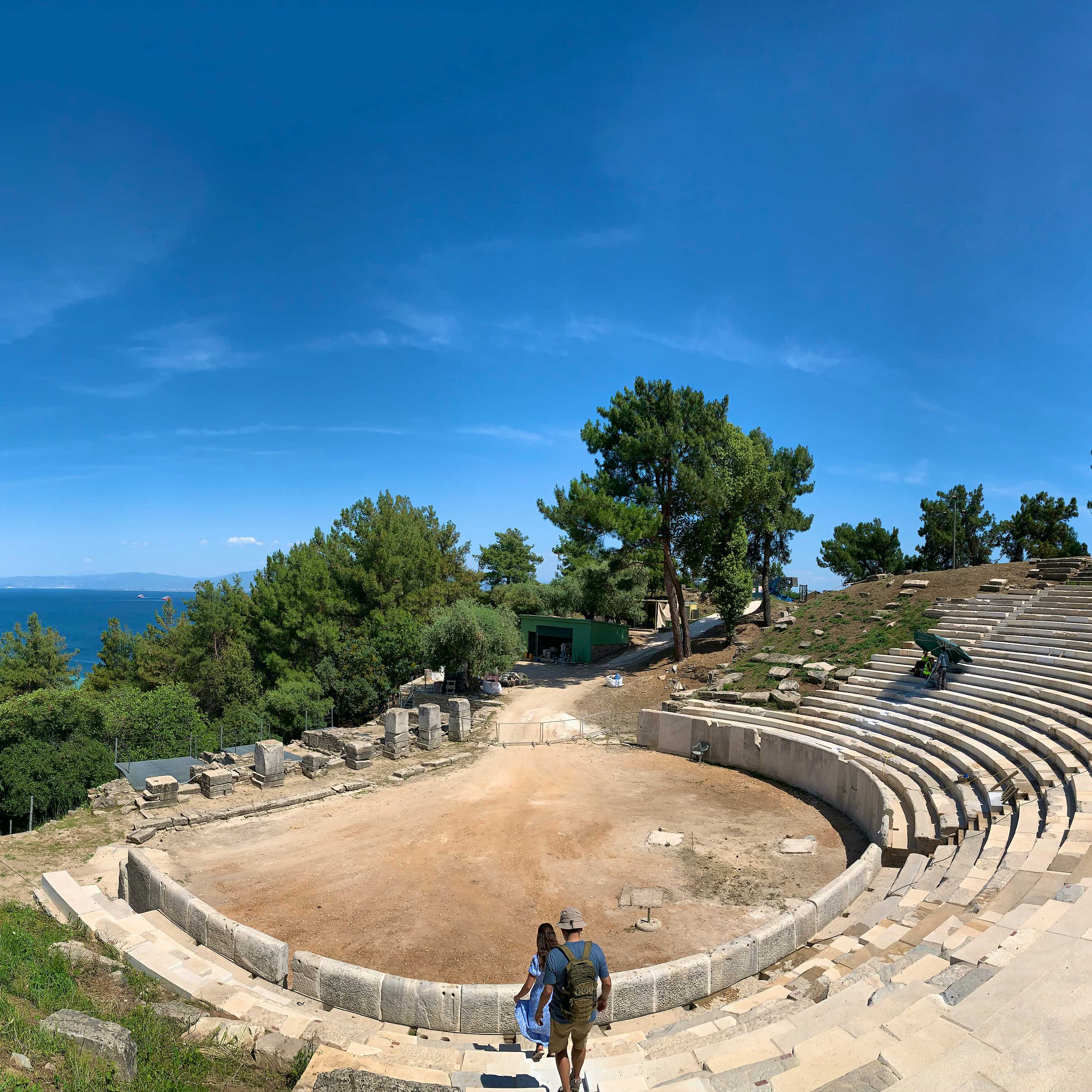 Photo Caption: Επισκεφθείτε και απολαύστε την όμορφη θέα από το αρχαίο θέατρο