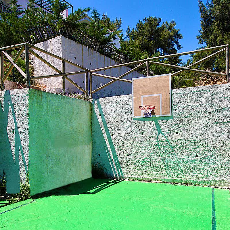 Photo Caption: Σκοράρετε καλάθια και παίξτε μπάσκετ κατά τη διάρκεια των διακοπών σας