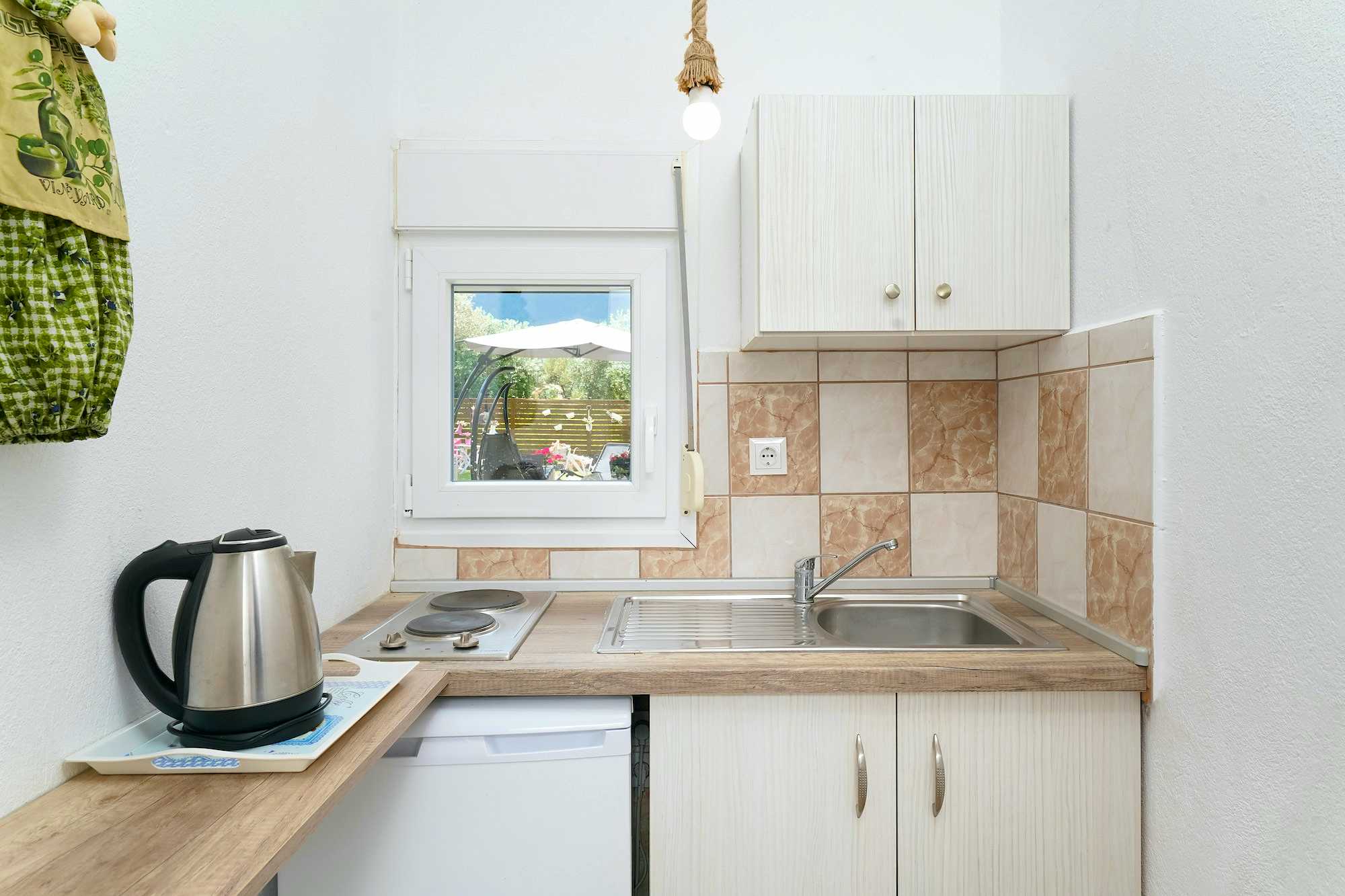 Photo Caption: Fully-equipped Kitchenette Food & Drink Each studi