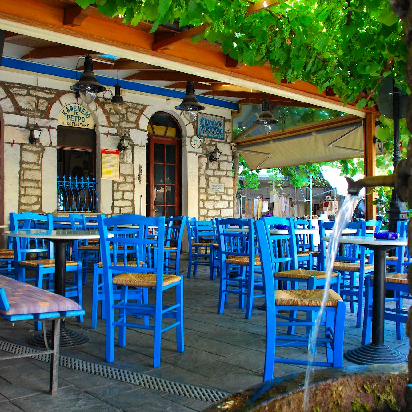 Photo Caption: Δοκιμάστε τον ελληνικό καφέ στην πλατεία του χωριού